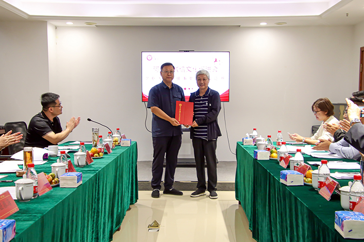 6 梁扉为新入会的副会长李兴岩颁发证书；.JPG